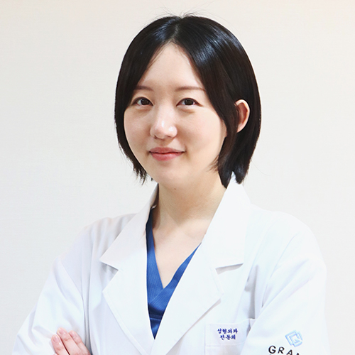 중년 여성의 눈가 고민···눈 밑 지방 재..